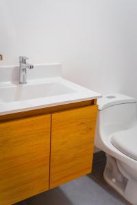 y baño con lavabo y aseo. en Dpto de Ensueño Lince, en Lima