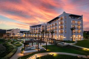 ein Hotel bei Sonnenuntergang in der Unterkunft The St. Regis La Bahia Blanca Resort - Tamuda Bay in Fnideq