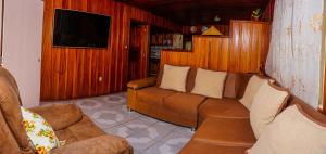 sala de estar con sofá y TV en Casa Rancho Verde, en Monterrey