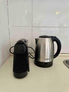 a tea kettle and a toaster on a kitchen counter at Duplex al Golf Sierra de los Padres in Sierra de los Padres