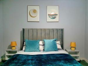 Serviced Accommodation near London and Stansted - 2 bedrooms  tesisinde bir odada yatak veya yataklar