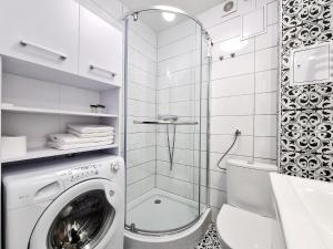 a bathroom with a washing machine and a shower at CLASSY APARTMENTS - Gdynia - Na Wzgórzu Deluxe in Gdynia