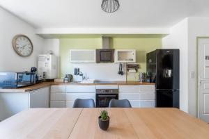 Kuchyň nebo kuchyňský kout v ubytování Ch privée 22m - Canapé lit - WIFI - Appart 120m
