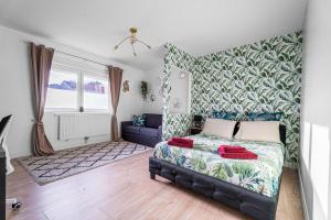 Postel nebo postele na pokoji v ubytování Ch privée 22m - Canapé lit - WIFI - Appart 120m