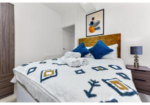 a bedroom with a bed with towels on it at Modern Apartment Where Everything Just Works! in London