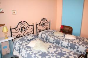 A bed or beds in a room at Appartamenti Cavataio 1