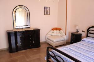A bed or beds in a room at Appartamenti Cavataio 1