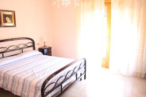 A bed or beds in a room at Appartamenti Cavataio 1