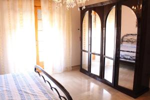 A bed or beds in a room at Appartamenti Cavataio 1
