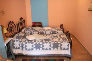 A bed or beds in a room at Appartamenti Cavataio 1