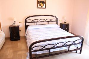A bed or beds in a room at Appartamenti Cavataio 1