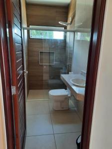 ein Bad mit einem WC und einem Waschbecken in der Unterkunft Casa veraneio in Paripueira