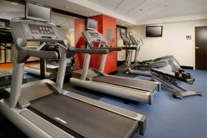 Fitness centrum a/nebo fitness zařízení v ubytování Courtyard by Marriott Amarillo Downtown