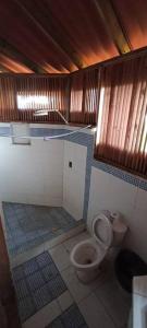 a bathroom with a toilet in a room at Cabaña privada en las islas de Guna Yala Isla icodub in Achoertupo