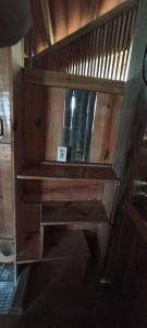 escalera de madera en una habitación con espejo en Cabaña privada en las islas de Guna Yala Isla icodub en Achoertupo