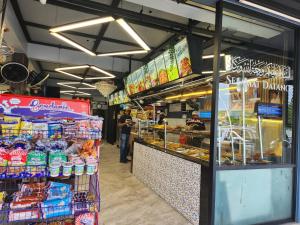 Pasar raya atau kedai lain di apartmen atau berdekatan