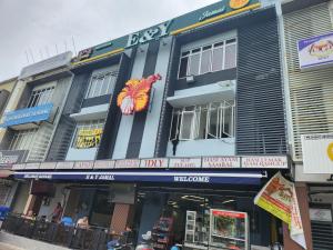 Pasar raya atau kedai lain di apartmen atau berdekatan