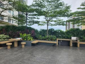 Taman di luar Meridin Bayvue