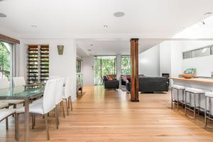 サフォーク・パークにあるAriels on the Beach - 4 BR beachfront home w. poolのテーブルと椅子のあるダイニングルームとリビングルーム