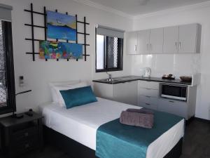 um quarto com uma cama grande e uma cozinha em The Dugongs' Rest em Horn