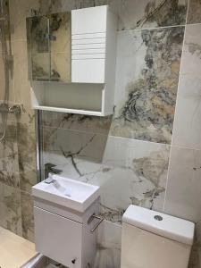 Bathroom sa Apartment C, a one bedroom Flat in south London