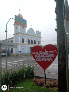 dos signos de corazón rojo delante de un edificio en Araçariguama en Araçariguama
