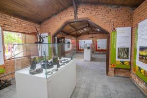 a museum with a display case in a brick wall at Araçariguama in Araçariguama