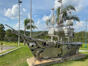una estatua de un barco expuesto en un campo en Araçariguama en Araçariguama