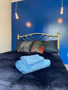 a blue bedroom with a bed with blue walls at Pedacinho do céu in Cabo Frio