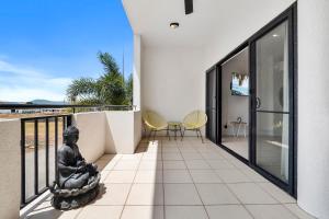 uma estátua na varanda de uma casa em Spacious 3 Bedroom Townhouse in Cairns City em Cairns