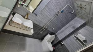 Koupelna v ubytování NHÀ NGHỈ ANH VĂN + 37 fotografií