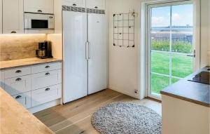 A kitchen or kitchenette at Beautiful Home In Kil With Kitchen