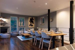 - une salle à manger avec une table et des chaises dans l'établissement Forest Hideaway - Vacation STAY 09982v, à Niseko