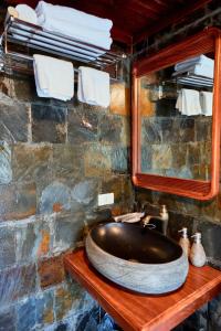 薩帕的住宿－Green Villa Sapa，浴室配有盥洗盆、镜子和毛巾