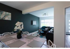 Χώρος καθιστικού στο Cozy 3 BD House, Perfect for Large Group of 6