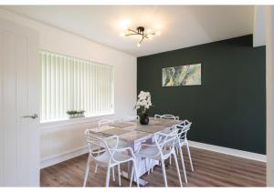 Φωτογραφία από το άλμπουμ του Cozy 3 BD House, Perfect for Large Group of 6 στο Μάντσεστερ