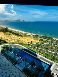- une vue sur la piscine située à côté de l'océan dans l'établissement Apec Mandala Mũi Né - Phan Thiết, à Phan Thiết