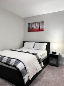 Posteľ alebo postele v izbe v ubytovaní Room in Oshawa