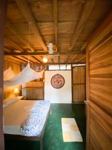 ein Schlafzimmer mit einem Bett und einer Holzdecke in der Unterkunft Casa Zinpar in Palomino