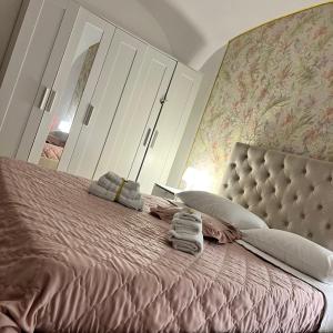 um quarto com uma cama com duas toalhas em Aurora's Home em Nápoles