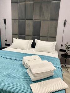 um quarto com 2 camas e toalhas em Landmark Astana 2 комнатные апартаменты em Astana