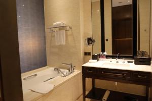 Bilik mandi di Sheraton Shanghai Jiading Hotel