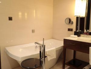 Bilik mandi di Sheraton Shanghai Jiading Hotel