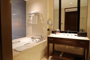 Bilik mandi di Sheraton Shanghai Jiading Hotel
