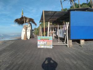 マータラにあるGuillet Beach Homeの海岸に建つ看板