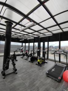 Fitness centrum a/nebo fitness zařízení v ubytování Acogedor Apartaestudio & coworking en Chapinero Alto Zona G + 37 fotografií