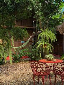una mesa y sillas con una hamaca en el jardín en Casa Zinpar, en Palomino