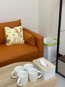 花蓮市的住宿－凱莉民宿-花蓮包棟，一张带白杯子的咖啡桌和沙发