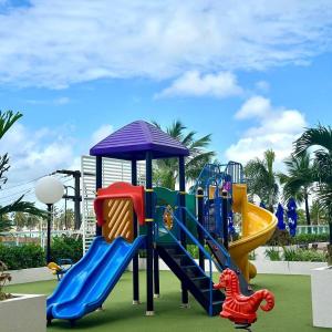 um parque infantil com um escorrega e uma estrutura de jogos em Salinas Park Resort em Salinópolis