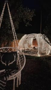 uma casa em forma de iguana com cadeiras e um baloiço em *NEW* The Sedona Villa: Resort Backyard/Hot Tub/Golf em Sedona
